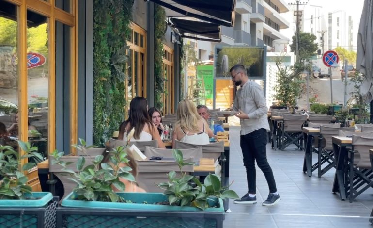 Shëngjinit i kthehen pushuesit/ U larguan nga frika e përhapjes së zjarrit që përfshiu zonën bregdetare