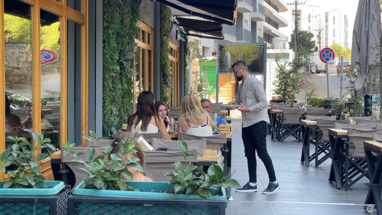 Shëngjinit i kthehen pushuesit/ U larguan nga frika e përhapjes së zjarrit që përfshiu zonën bregdetare