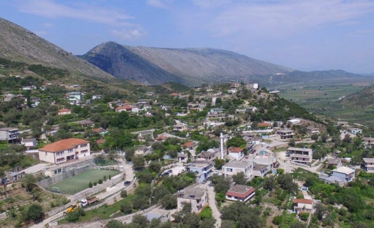 Dinamika e vrasjes së dyfishtë në Konispol/ Burri vret gruan me sëpatë, pas aktit të rëndë djali e hedh nga shkallët, bie në pranga 40-vjeçari