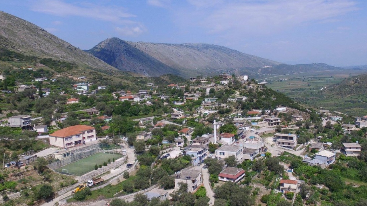 Dinamika e vrasjes së dyfishtë në Konispol/ Burri vret gruan me sëpatë, pas aktit të rëndë djali e hedh nga shkallët, bie në pranga 40-vjeçari