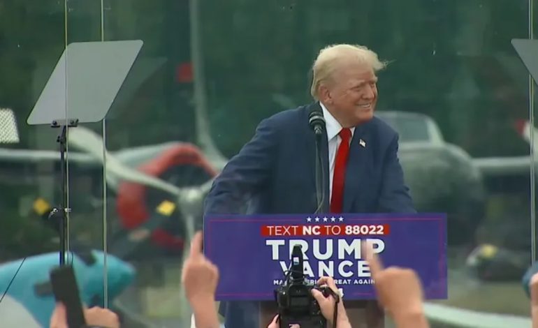 VIDEO/ Tubimi i parë i Trump në ambient të hapur pas atentatit, ish-presidenti lë podiumin me xham antiplumb për të ndihmuar një qytetare