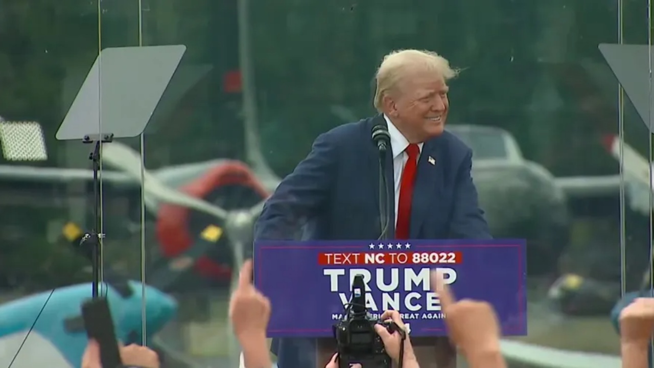 VIDEO/ Tubimi i parë i Trump në ambient të hapur pas atentatit, ish-presidenti lë podiumin me xham antiplumb për të ndihmuar një qytetare