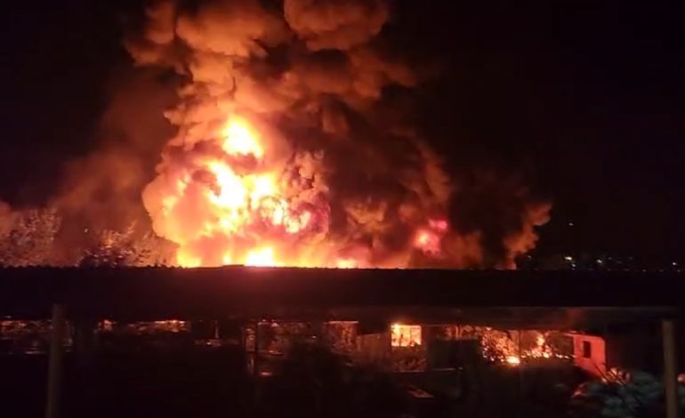 VIDEO/ Vijon të digjet ish-uzina e përpunimit të naftës në Mallakastër, krijohen flakë gjigante! Dyshohet se brenda magazinës ka…