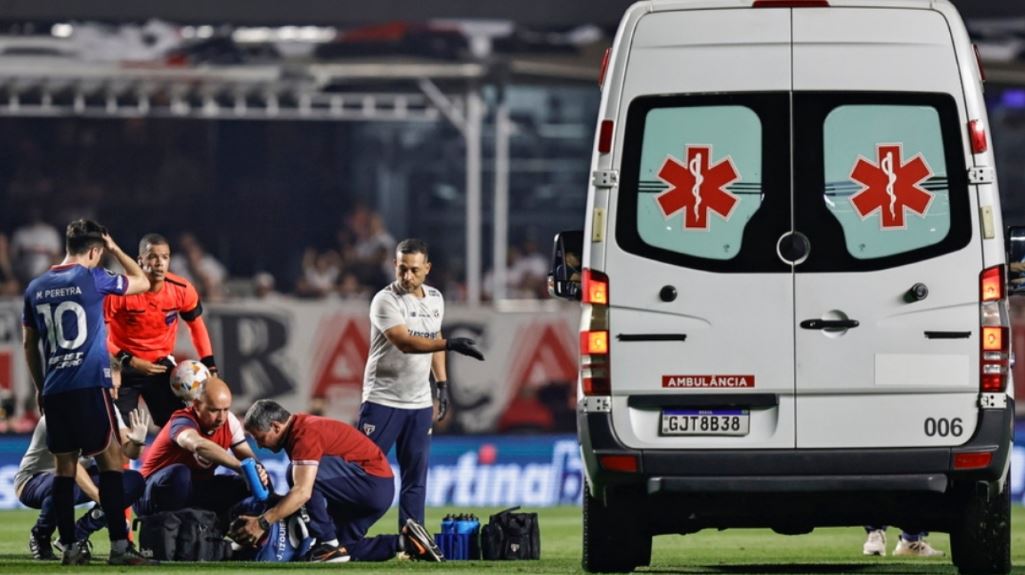 Futbolli uruguaian në zi! Humbi ndjenjat në fushë, futbollisti 27-vjeçar vdes pas 5 ditësh qëndrimi në spital