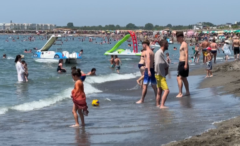 Velipoja plot me pushues! Plazhin e dominon Kosova, emigrantët e kthyer, por edhe të huajt