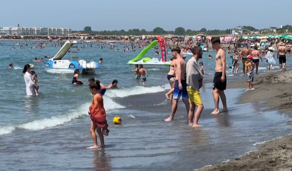 Velipoja plot me pushues! Plazhin e dominon Kosova, emigrantët e kthyer, por edhe të huajt
