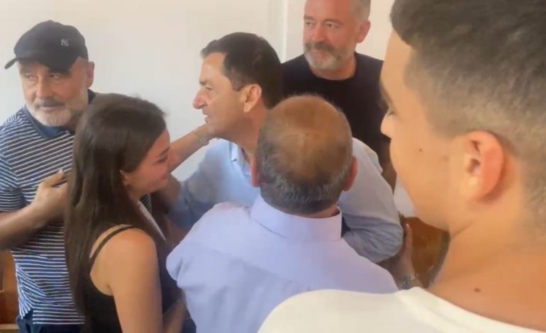 Përqafime dhe shtrëngime duarsh! Momenti kur Vangjel Tavo shpallet fitues i Bashkisë së Himarës