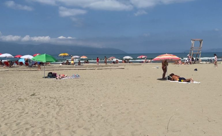 Shqipëria me plazhet më të mira! Studimi i Wizz Air. Forbes: Në plazhin e Durrësit nuk ka mbipopullim