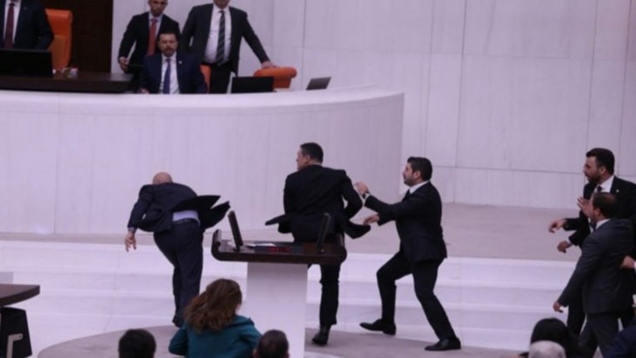 VIDEO/ Sulm me grushte e shkelma në parlamentin turk, ligjvënësi i opozitës sulmohet nga deputetët e Erdogan