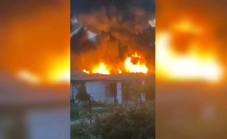 Merr flakë një ish-uzinë e përpunimit të naftës në Mallakastër, përfshihet nga zjarri edhe një banesë