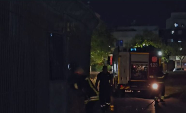 Pak para stuhisë së shiut, bie zjarr në stadiumun “Niko Dovana” në Durrës