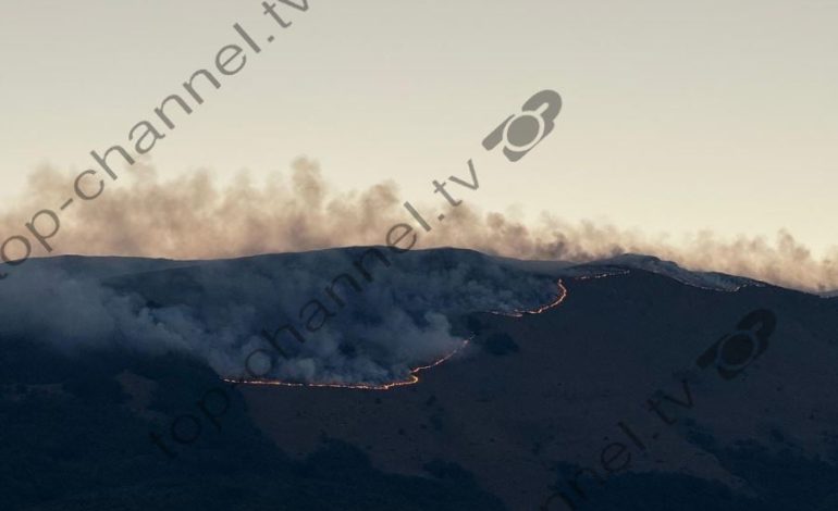 Merr përmasa të frikshme zjarri në Prespë, rrezikohet dogana e Goricës! Kërkohet ndërhyrje nga ajri