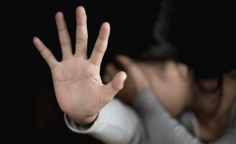 E rëndë në Maliq! Burri dhunon brutalisht bashkëshorten, e ndihmon dhe i ati pas debatit për motive xhelozie