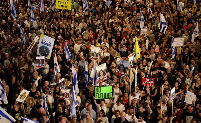 Protestuesit izraelitë kërkojnë armëpushim që mundëson lirimin e pengjeve