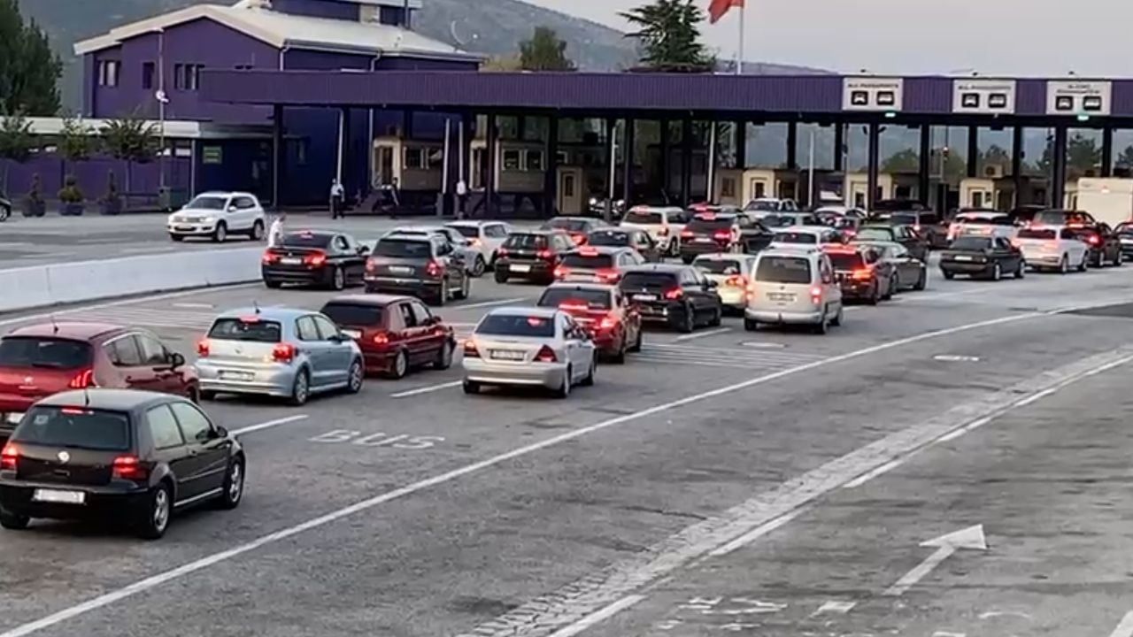 Nesër fillon shkolla, shqiptarët e Kosovës mbyllin pushimet. Fluks automjetesh në pikën kufitare të Morinës