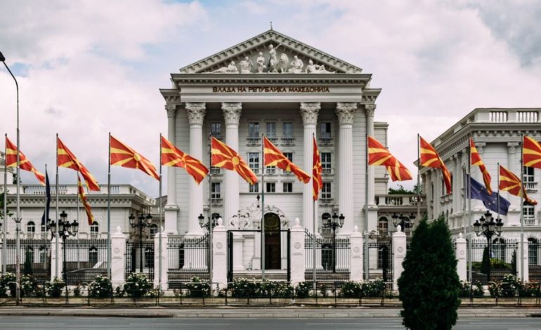 Do të shfuqizohet ligji për gjuhët?! Komentet e kryetarit të Gjykatës Kushtetuese ndezin debatin, reagojnë ashpër partitë shqiptare