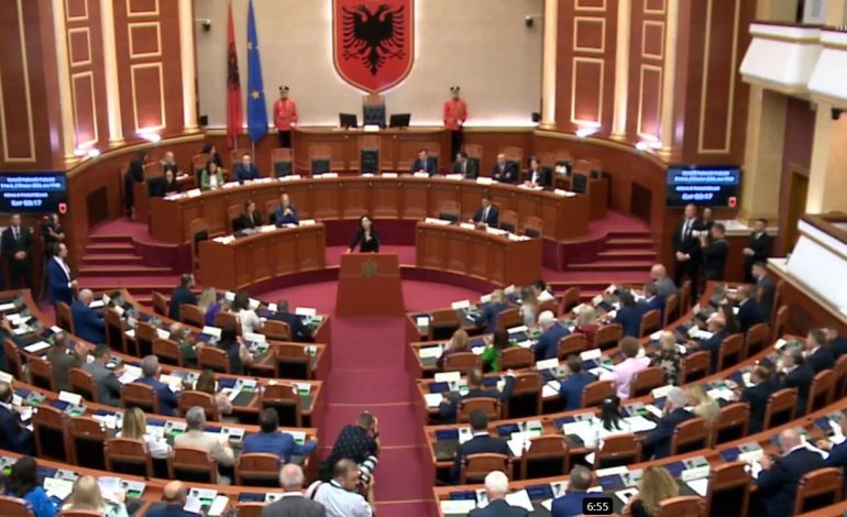 Nis me tensione sesioni i ri parlamentar, deputetët e PD grisin letrën e Presidentit Begaj									
									 02/09/2024 17:13