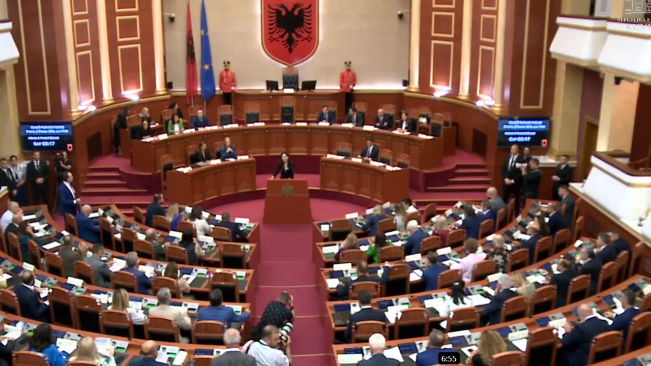 Nis me tensione sesioni i ri parlamentar, deputetët e PD grisin letrën e Presidentit Begaj									
									 02/09/2024 17:13