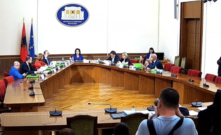 Replikat e plota/ Pagesa nga buxheti i shtetit? Sinaj përplaset me PD-në: Shitësja nuk e dinte as që Biblioteka Kombëtare është institucion shtetëror, nuk janë të gjithë juristë si Bardhi