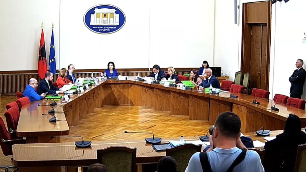 Replikat e plota/ Pagesa nga buxheti i shtetit? Sinaj përplaset me PD-në: Shitësja nuk e dinte as që Biblioteka Kombëtare është institucion shtetëror, nuk janë të gjithë juristë si Bardhi