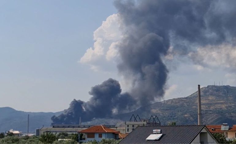 Përfshihet nga flakët fabrika e materialeve plastike në Elbasan, tymi mbulon qytetin									
									 04/09/2024 15:00