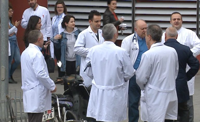 Mjekët pezullojnë punën në privat! Efektet e hyrjes në fuqi të aktit normativ që u vështirëson dypunësimin