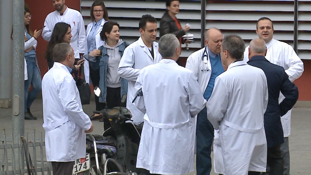 Mjekët pezullojnë punën në privat! Efektet e hyrjes në fuqi të aktit normativ që u vështirëson dypunësimin