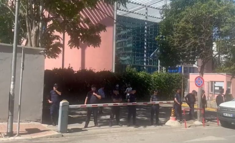 Berisha drejt SPAK/ Demokratët në protestë, policia blindon Prokurorinë e Posaçme