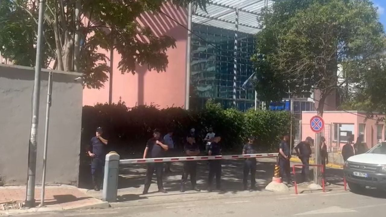 Berisha drejt SPAK/ Demokratët në protestë, policia blindon Prokurorinë e Posaçme