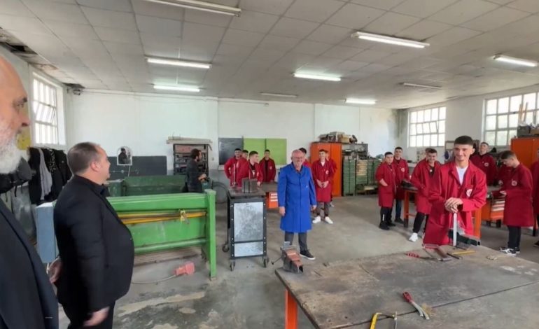 “S’do doni të mbarojë shkolla”, Rama premton konvikte të reja në shkollën profesionale në Durrës: Do ketë më shumë nevojë për ju në treg se për ca që…