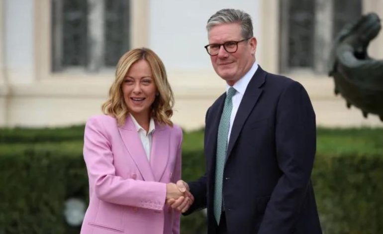 “Bashkëpunim për migracionin”, kryeministri britanik shpreh interes për marrëveshjen e Italisë me Shqipërinë për emigrantët e paligjshëm