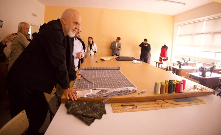 “Nevoja për staf të kualifikuar është alarmante”/ Rama në shkollën profesionale të Elbasanit: Të gjithë ata që marrin një profesion e kanë gati punën