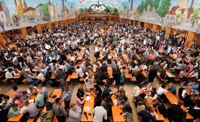 Edicioni i 189-të i festivalit më të madh të birrës në botë, qindra njerëz nxitojnë të zënë tavolinat në nisje të Oktoberfest