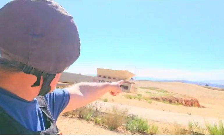 Top Channel, në një nga zonat më të rrezikshme në kufi me Libanin! Gazetari tregon vendin e shkretuar nga sulmet