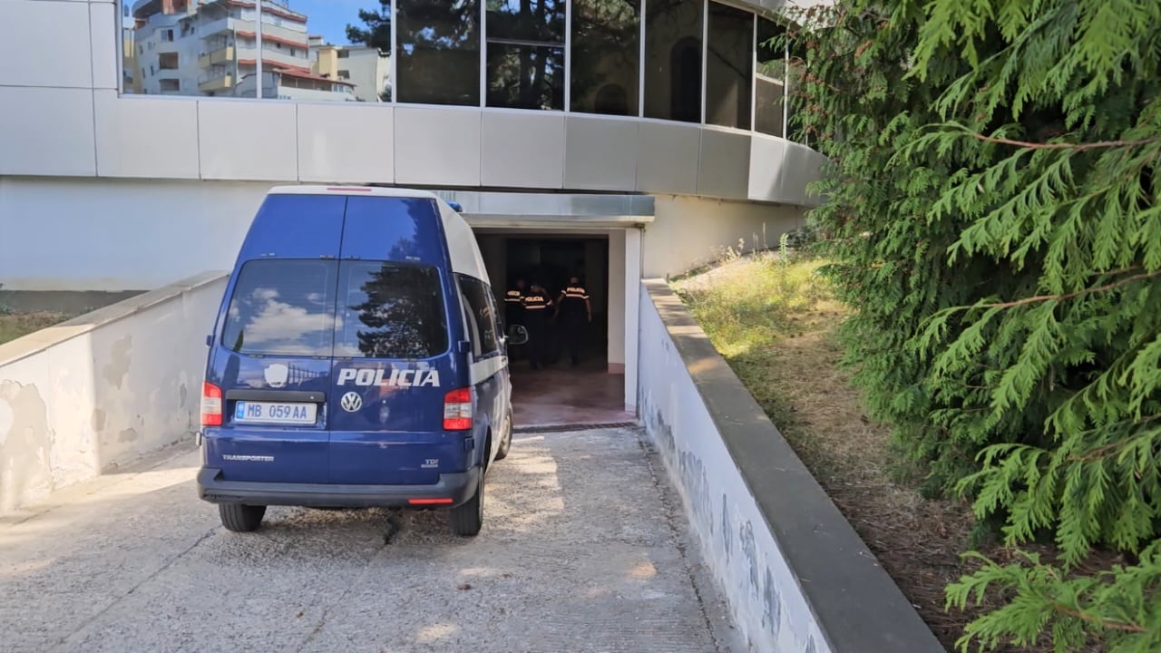 “Nuk e ngacmova, më kanë marrë pronat në fshat”, 71-vjeçari shfaq çrregullime të shëndetit mendor në seancën gjyqësore, tentoi të abuzonte me 9-vjeçaren