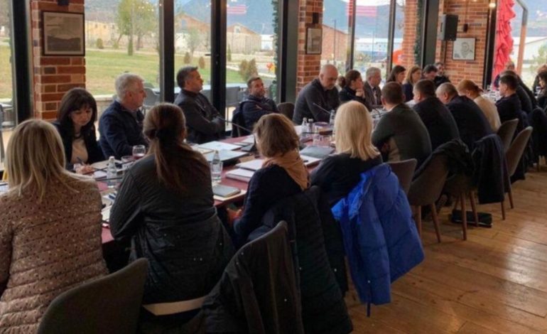 Mblidhet grupi i PS në Elbasan, Rama shkon për drekë me deputetët (Axhenda)