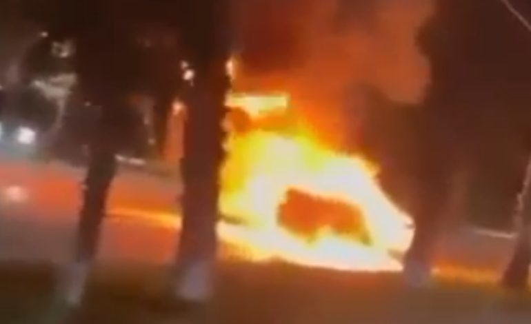 Merr flakë në ecje, digjet plotësisht “Benzi” në Vlorë! Dyshohet se…