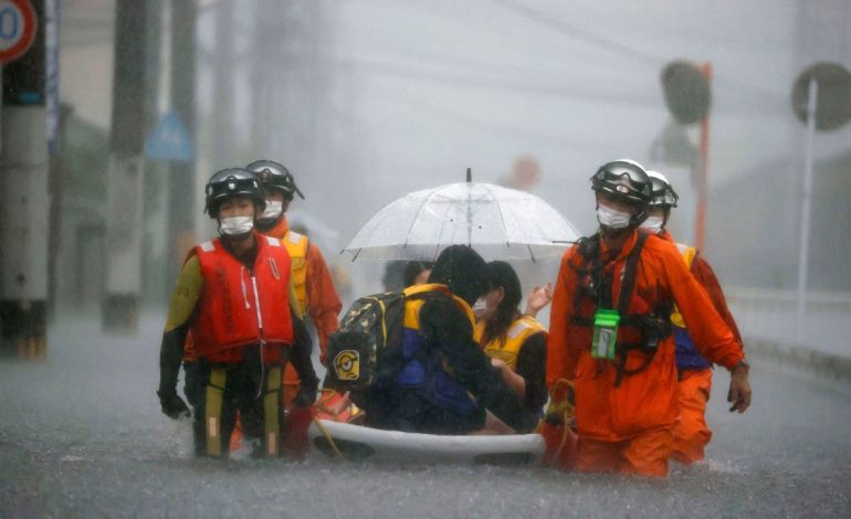 Jepet alarmi për përmbytje, Japonia urdhëron evakuim masiv