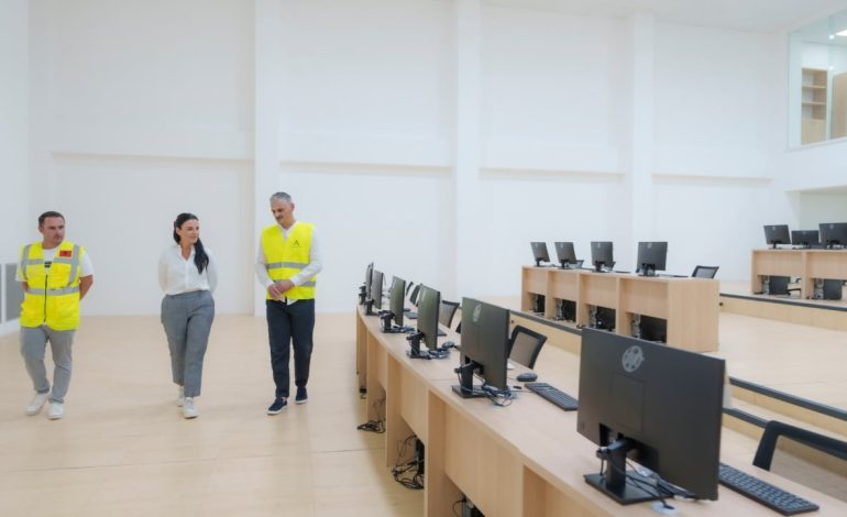 Inspektim në Qendrën Kombëtare të Monitorimit të Trafikut, Balluku: Do të nisim me 200 kilometrat e para