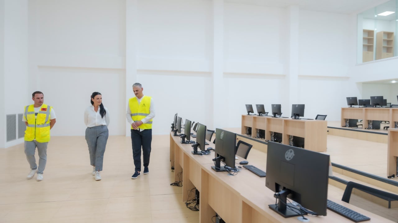 Inspektim në Qendrën Kombëtare të Monitorimit të Trafikut, Balluku: Do të nisim me 200 kilometrat e para