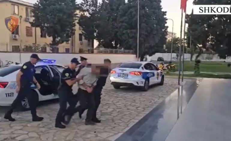 Kultivonte bimë narkotike dhe mbante pa leje një kallashnikov, vihet në pranga 46-vjeçari në Shkodër