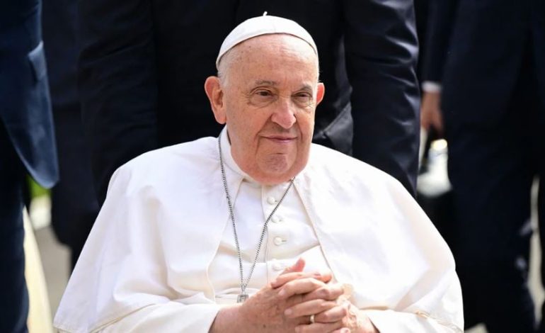 Papa Françesku kritikon Trumpin dhe Harrisin: Votuesit duhet të zgjedhin të keqen më të vogël, mes të dyve