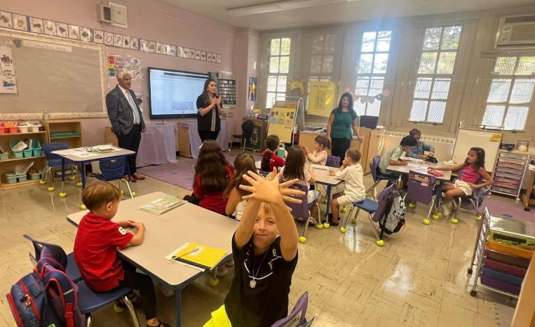 Fotot/ Klasat në diasporë, fëmijët marrin në dorë librat “Gjuha shqipe dhe Kultura shqiptare”