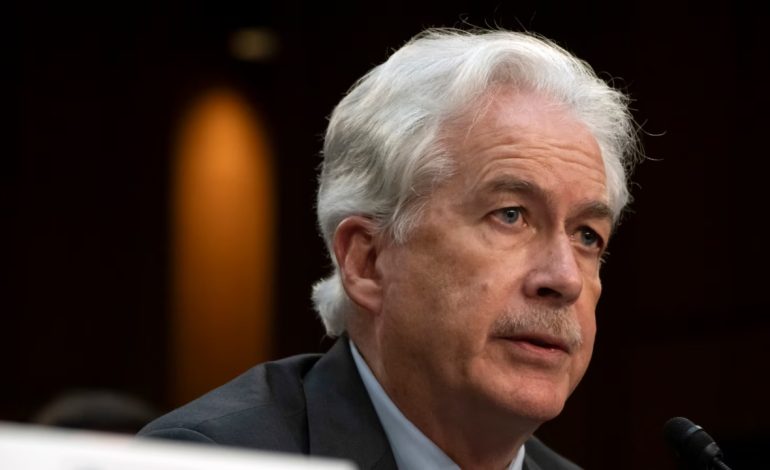 Drejtuesit e zbulimit amerikan dhe britanik thirrje për të qëndruar “në kurs” në Ukrainë