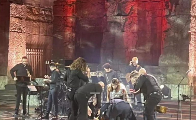 DETAJET/ Humbi ndjenjat në skenë teksa po interpretonte, këngëtarja greke në gjendje të rëndë