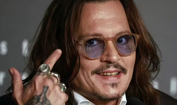 Johnny Depp pëson një transformim të madh pasi u bë viral për dhëmbët e ‘kalbur’