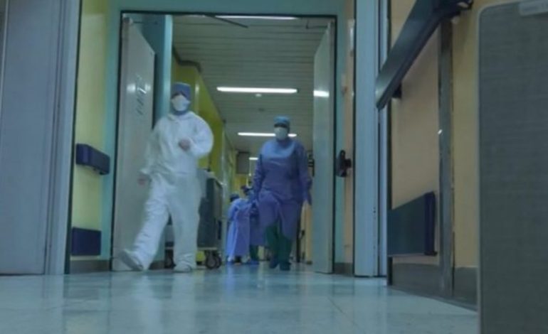 I afërmi i tyre humbi jetën, 40 persona shkatërrojnë spitalin dhe kërcënojnë mjekët në Itali