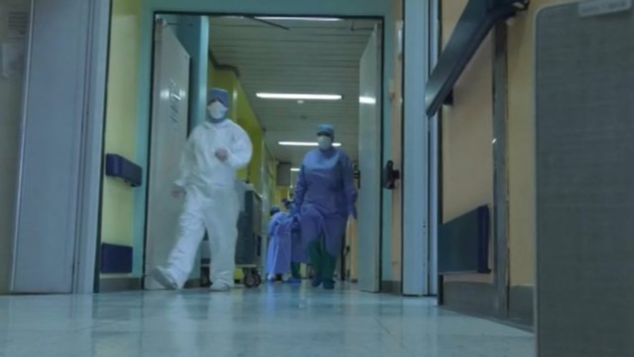 I afërmi i tyre humbi jetën, 40 persona shkatërrojnë spitalin dhe kërcënojnë mjekët në Itali