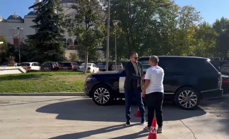 Në prag të mbledhjes së Grupit Parlamentar të PD, Ervin Salianji mbërrin në selinë blu, çfarë pritet të ndodhë sot