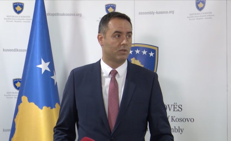 Konjufca: Bashkësia ndërkombëtare e njëanshme në marrëdhëniet me Kosovën dhe Serbinë